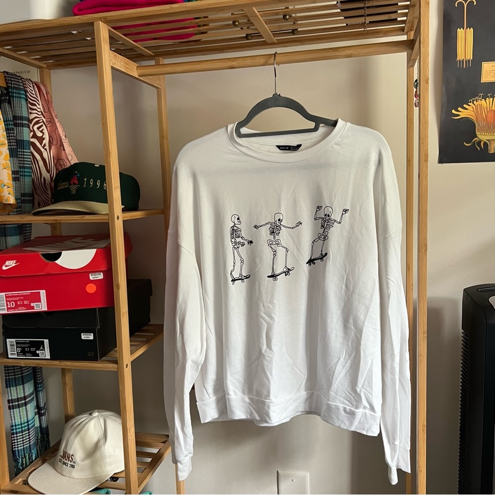 HALLOWEEN SKELETON SKATEBOARDING WHITE PULLOVER